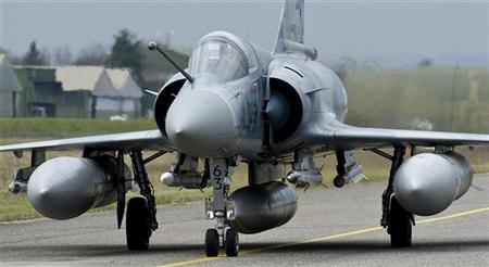 جنگنده فرانسوی از نوع میراژ  قبل از پرواز به سمت لیبی