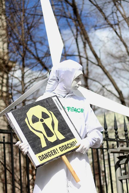 مخالفان استفاده از انرژي هسته اي