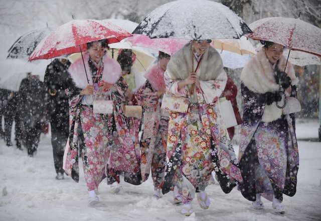 زنان کیمونو پوش ژاپنی