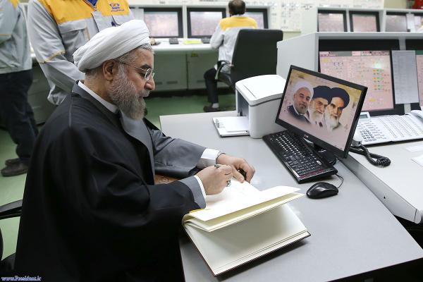 عکس جالب از حضور روحانی در نیروگاه بوشهر