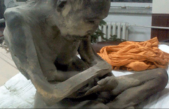 مردی که 200 سال چهار زانو نشسته! (+عکس)