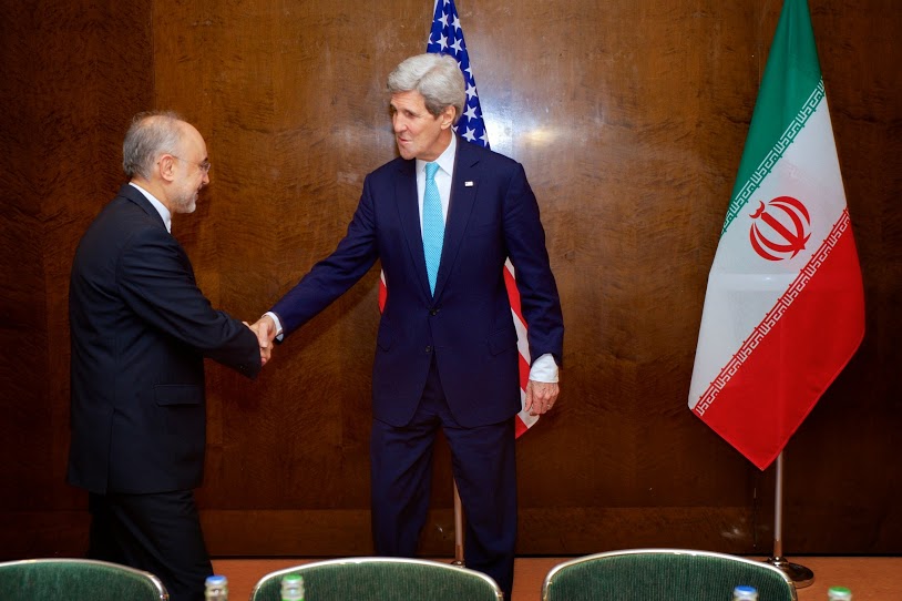 دست دادن جان کری و صالحی (عکس)