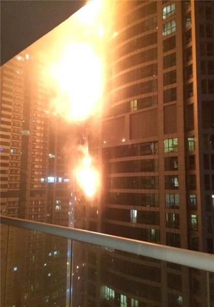 آتش سوزی دریکی از بلندترین برج های دبی (+فیلم)