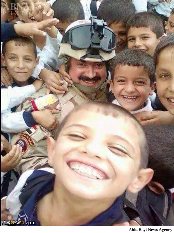 عکس سلفی بچه‌های تکریت با سرباز ارتش عراق