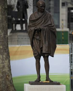 رونمایی از مجسمه گاندی در مقابل پارلمان انگلیس(+عکس)