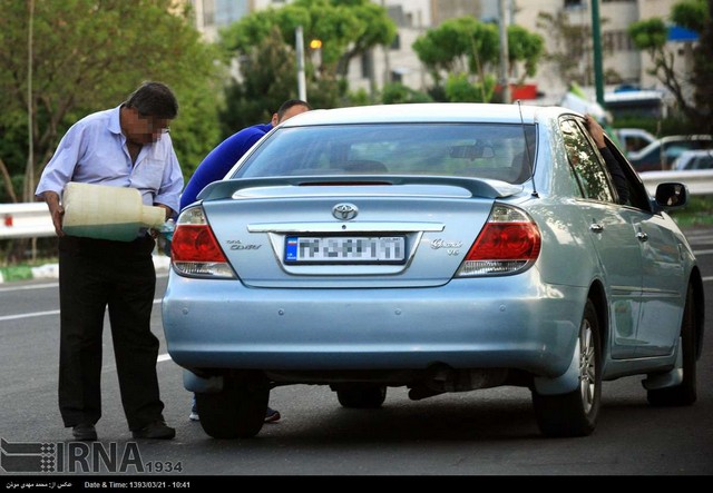 عرضه بنزین خارج از جایگاه در تهران (عکس)