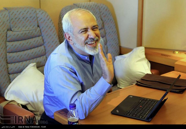 حاشیه هایی از سفر ظریف به وین (عکس)