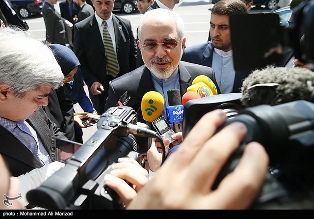 حاشیه هایی از سفر ظریف به وین (عکس)