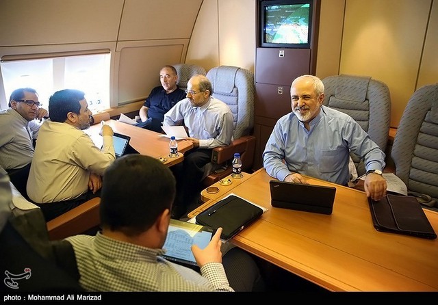 حاشیه هایی از سفر ظریف به وین (عکس)