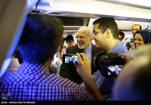 حاشیه هایی از سفر ظریف به وین (عکس)