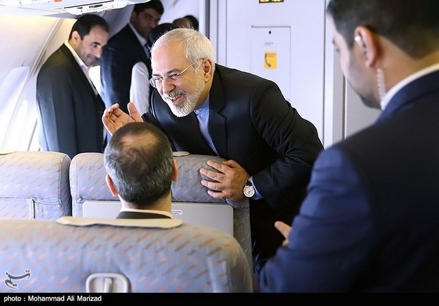 حاشیه هایی از سفر ظریف به وین (عکس)