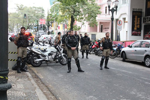 تجمع هواداران ایرانی مقابل هتل تیم ملی (عکس)