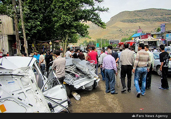 تصادف تریلر با 12 خودروی سواری (+عکس)