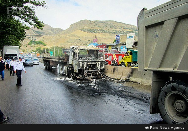 تصادف تریلر با 12 خودروی سواری (+عکس)