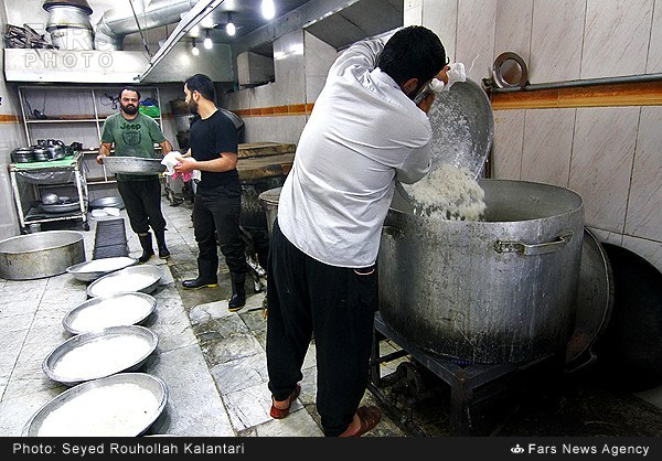 تهیه و توزیع افطاری در حسینیه قم (عکس)