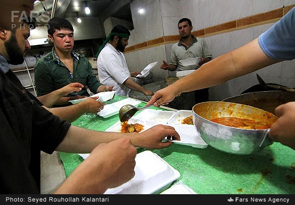 تهیه و توزیع افطاری در حسینیه قم (عکس)
