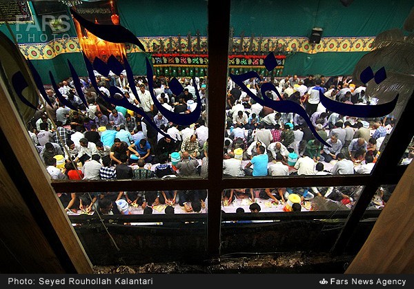 تهیه و توزیع افطاری در حسینیه قم (عکس)