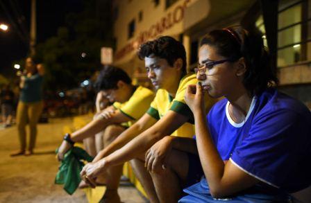 هواداران نیمار مقابل بیمارستان محل بستری (عکس)