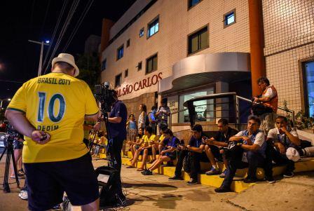 هواداران نیمار مقابل بیمارستان محل بستری (عکس)