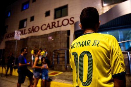 هواداران نیمار مقابل بیمارستان محل بستری (عکس)