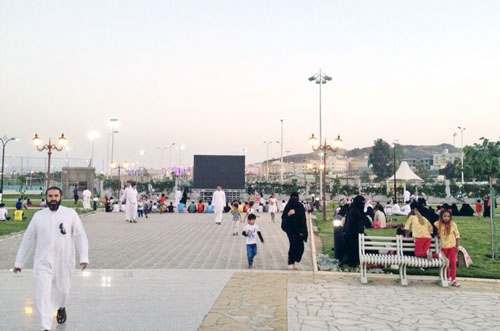 عربستان: جنجال جمع آوری نمایشگر پخش جام جهانی به بهانه اختلاط دختران و پسران