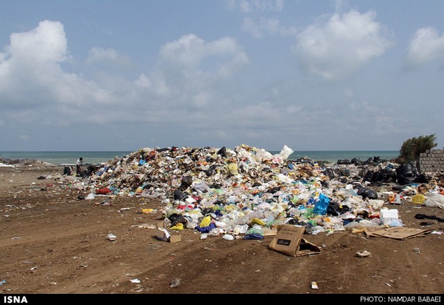 دپوی زباله‌ها در ساحل مازندران (عکس)