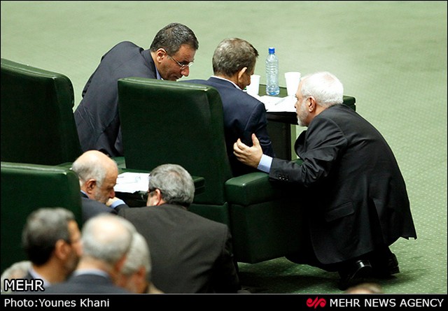 حاشیه هایی از جلسه استیضاح وزیر علوم (عکس)