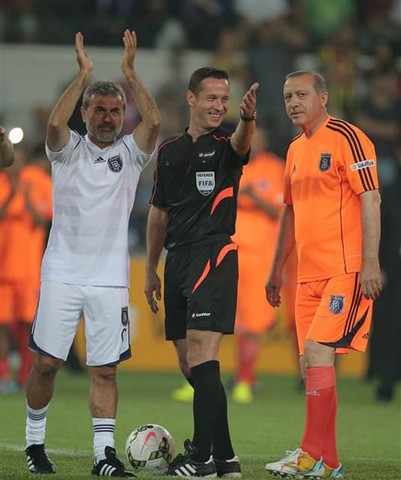 بازی اردوغان در یک تیم فوتبال (+عکس)