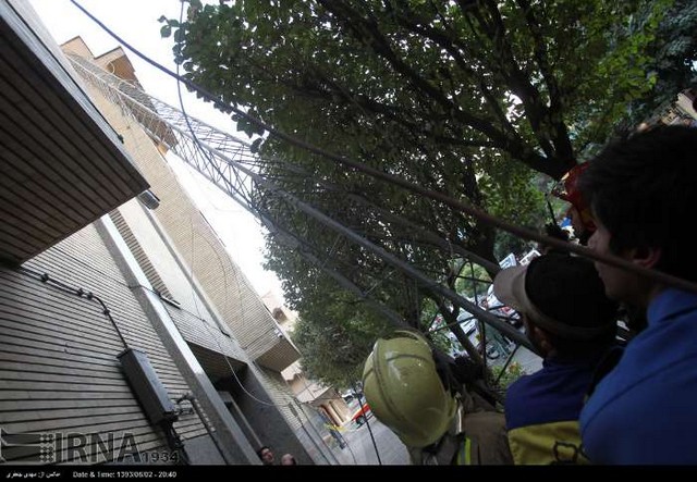 سقوط دکل مخابراتی در میدان فاطمی تهران (عکس)