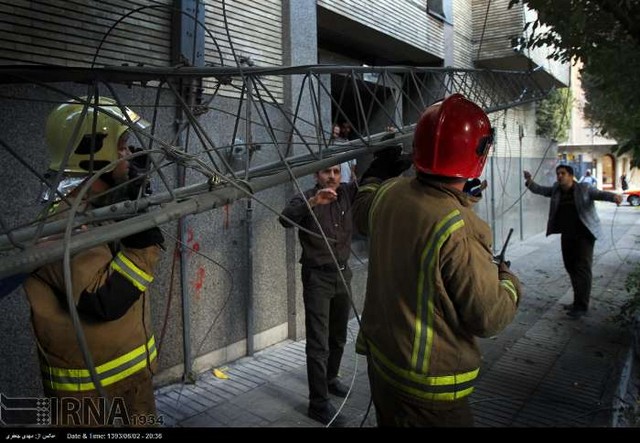 سقوط دکل مخابراتی در میدان فاطمی تهران (عکس)