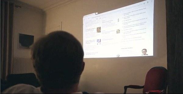 با این ربات همه خانه را به تلویزیون تبدیل کنید!