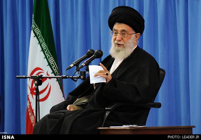 دیدار نخبگان با رهبری (عکس)