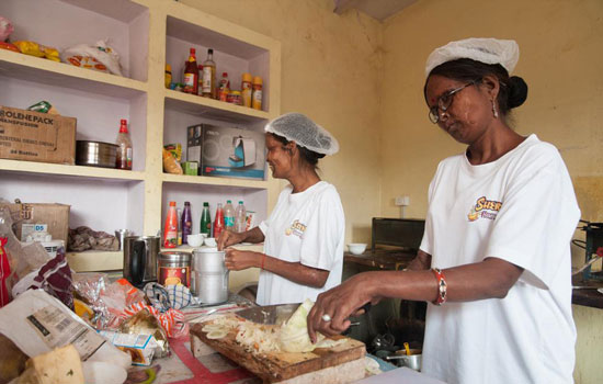 کافه قربانیان اسیدپاشی در هند (+عکس)