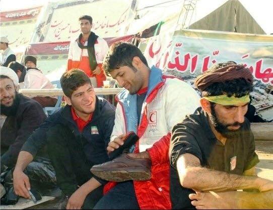 وقتی عبدولی کفش زائران را واکس می زند(عکس)