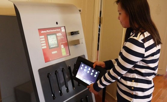 کتابخانه‌‌ای که به مشتریان خود آیپد قرض می‌دهد