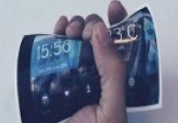 تلفن‌ همراه را تا کنید و در جیب بگذارید