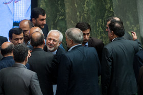 استقبال و دست مریزاد نمایندگان به ظریف