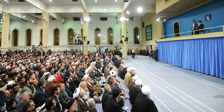 مقام معظم رهبری: من از گفتن حقیقت خسته نخواهم شد/  من کسی را به خیانت متهم نمی‌کنم