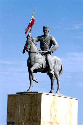 سخنی با امام جمعه بوشهر/ استقلال، همان انزوا نیست!