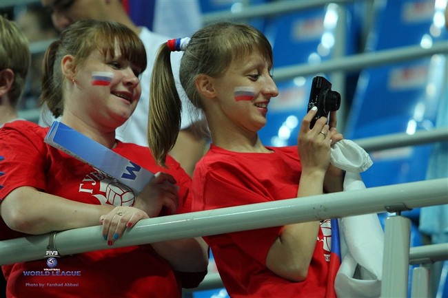 تماشاگران ایرانی و روس در سالن برگزاری مسابقه (گزارش تصویری)