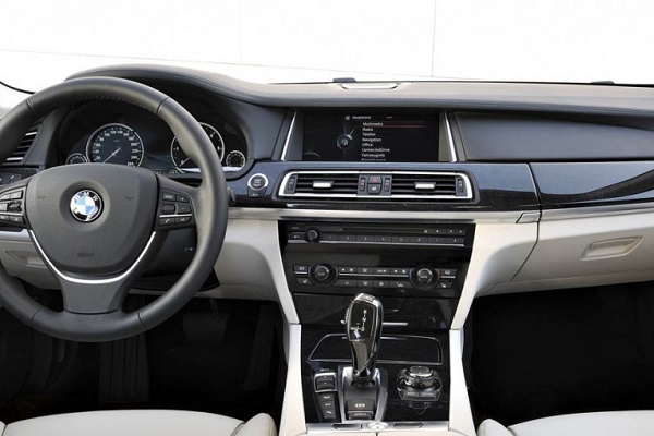 مقایسه‌ای پهلو به پهلو بین دو نسل از سری 7 ب‌ام‌و