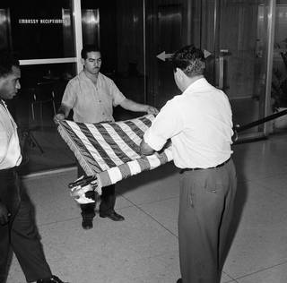 همان سه سرباز پرچم را به اهتزاز در می آورند (عکس)