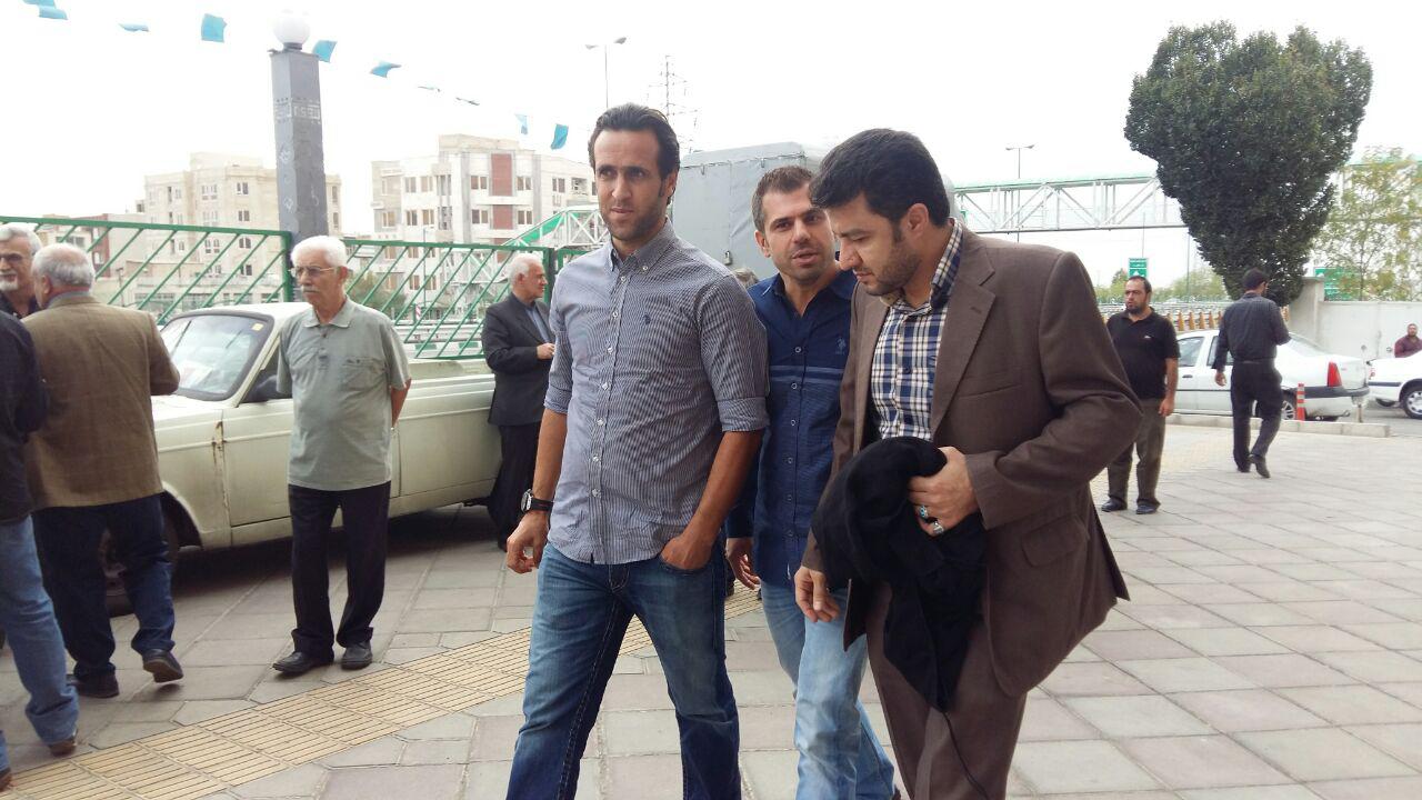 علی کریمی در مراسم ختم مادرمحمدبنا(+گزارش تصویری)