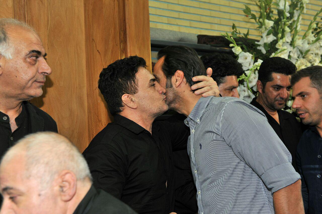 علی کریمی در مراسم ختم مادرمحمدبنا(+گزارش تصویری)