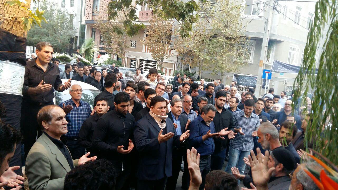 علی کریمی در مراسم ختم مادرمحمدبنا(+گزارش تصویری)