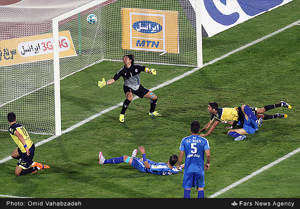 استقلال 3 - 3 راه آهن / داوری جنجالی و ادامه صدرنشین استقلال !(+عکس/ جدول)