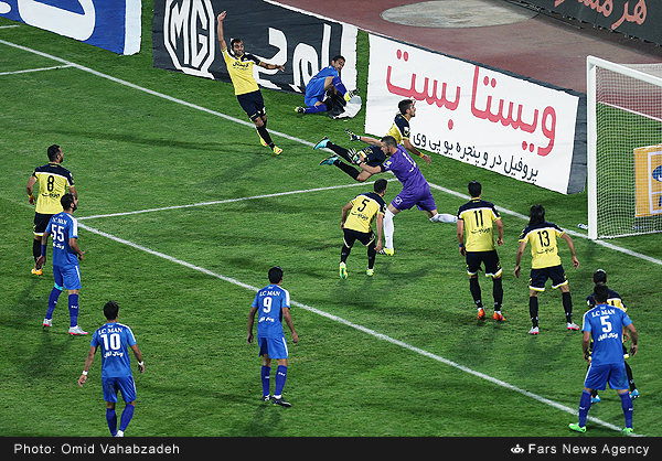 استقلال 3 - 3 راه آهن / داوری جنجالی و ادامه صدرنشین استقلال !(+عکس/ جدول)