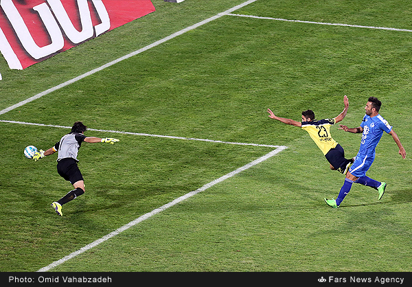 استقلال 3 - 3 راه آهن / داوری جنجالی و ادامه صدرنشین استقلال !(+عکس/ جدول)
