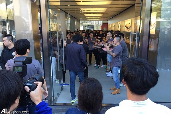 صفهایی که برای آیفون شکل می گیرند! صفهایی که برای آیفون شکل می گیرند!