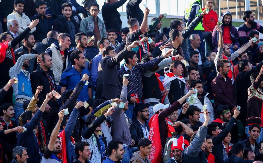 اعتراض هواداران به جهانبازی با نمایش اسکناس